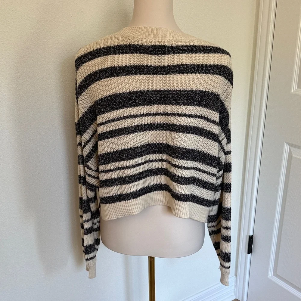 Billabong Striped Black and Cream cropped Women's Sweater Size Small - Picture 4 of 8